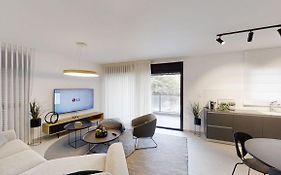 Luxury 3 Bedroom New Apartment - Close To The Beach & Bahai Gardens